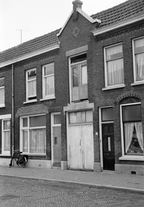 57052 Gezicht op de voorgevels van de huizen Jacob Geelstraat 11-13 te Utrecht met in het midden het huis nr. 11.